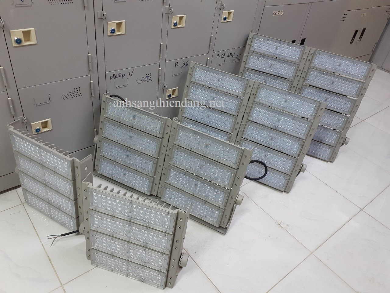 Đèn pha LED 500W dạng module, dễ dàng lắp đặt và bảo trì cho các dự án lớn.