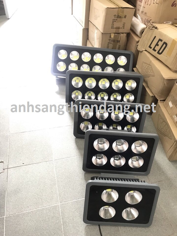 Cận cảnh chip LED COB và thiết kế mặt kính chịu lực của đèn pha LED 500W IP66.
