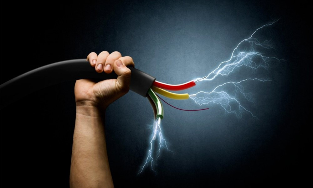 Dây dẫn điện và thiết bị với thông số điện áp định mức.