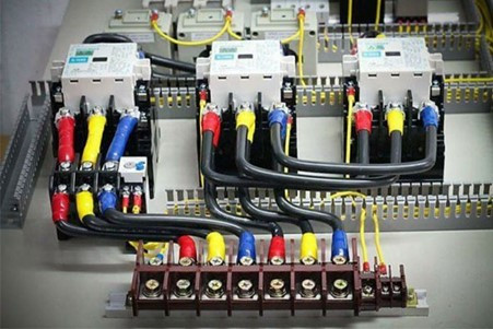 Ứng dụng thực tế của mạch khởi động sao tam giác cho động cơ lớn như máy bơm, quạt