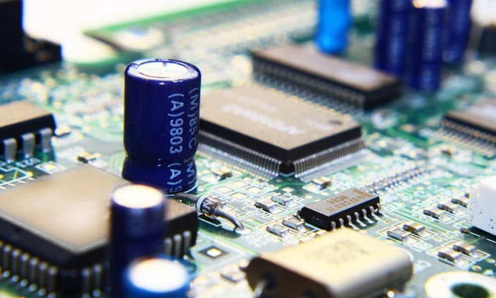 Bộ sưu tập đa dạng các loại linh kiện điện tử cơ bản như chip, tụ, trở, mạch in PCB