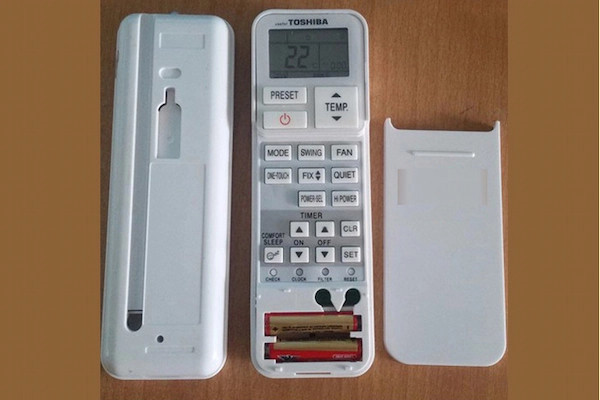 Mở nắp pin remote