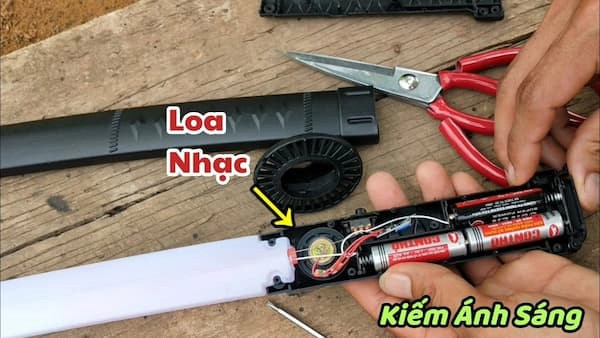 Cách lắp pin đúng kiếm phát sáng