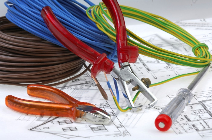 Kết nối 3 lõi dây điện (nóng, nguội, tiếp đất) vào phích cắm 3 chấu an toàn