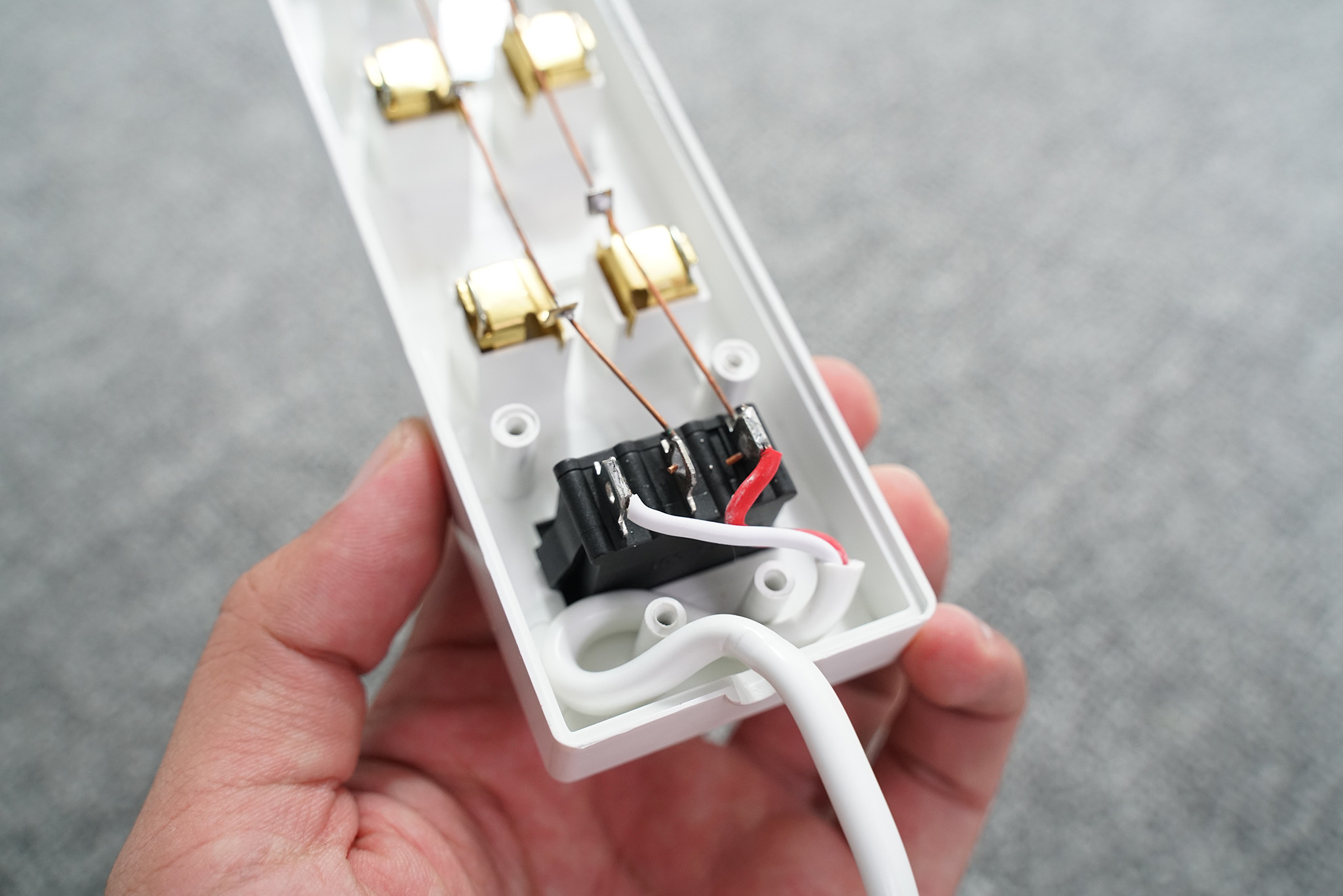 Hình ảnh ổ cắm 2 lỗ sau khi đã được nối dây điện đúng cách