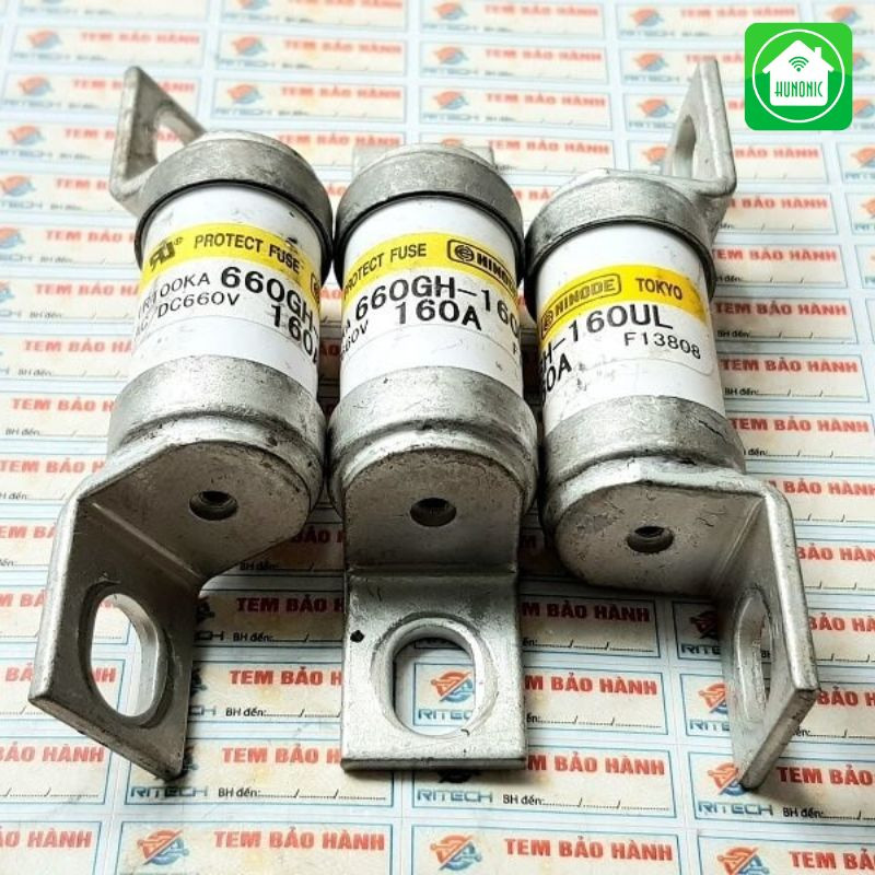 Cận cảnh cầu chì điện một chiều (DC) thường thấy trong các hệ thống năng lượng mặt trời