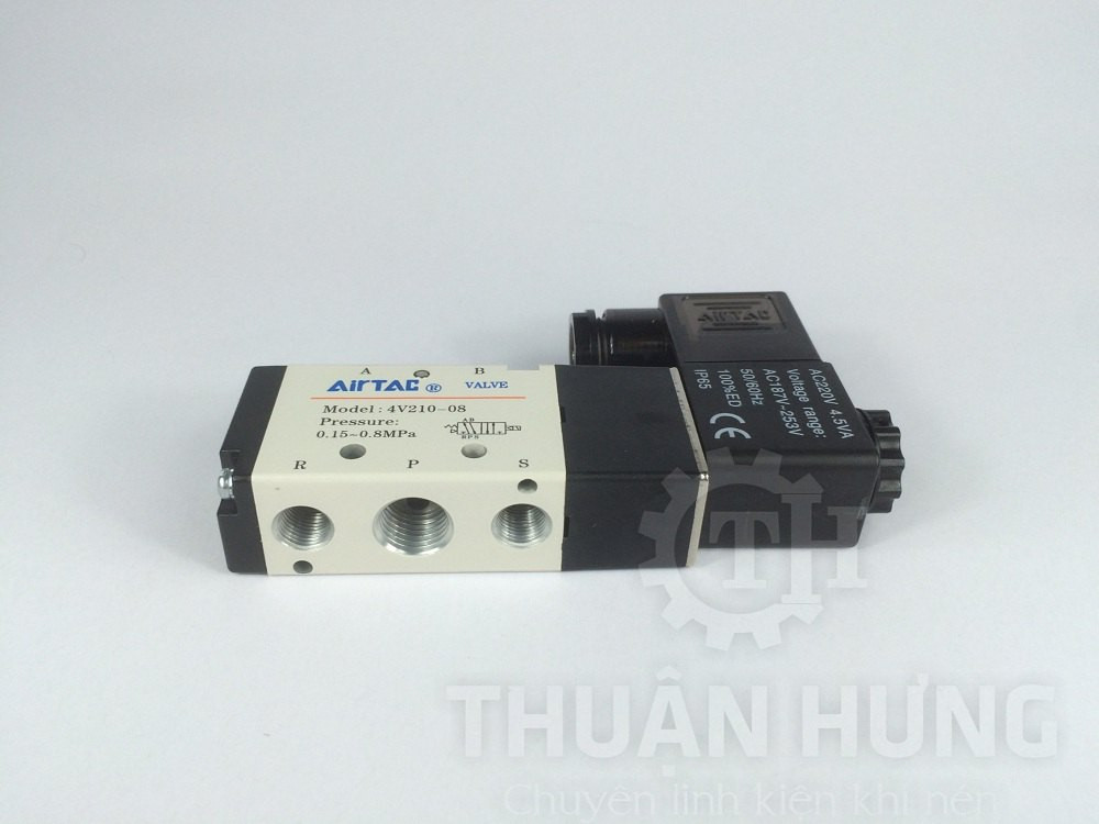 Ba cổng kết nối phía dưới van điện từ khí nén AIRTAC 4V210-08: cổng cấp khí và hai cổng xả