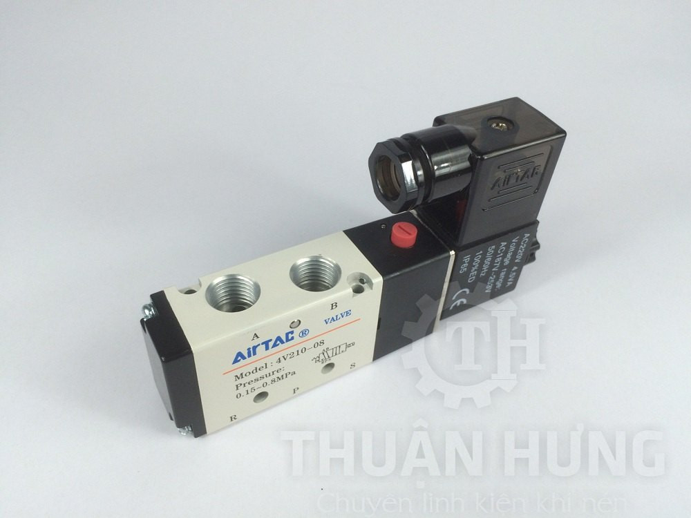 Hai cổng làm việc phía trên van điện từ khí nén AIRTAC 4V210-08 nối với xi lanh