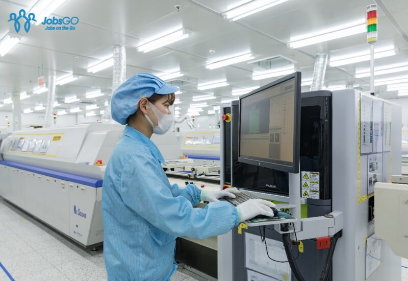 Nhân viên kỹ thuật kiểm tra chất lượng bo mạch được sản xuất bằng công nghệ SMT