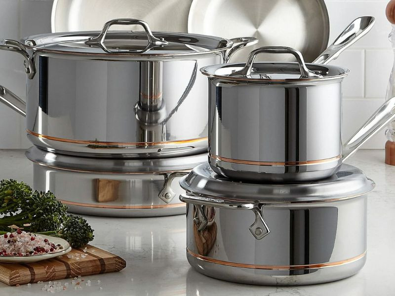 Ảnh cửa hàng inox Tấn Tài trưng bày nhiều mặt hàng inox