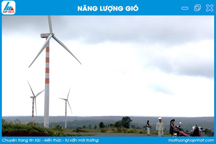 Cối xay gió khổng lồ trong trang trại điện gió, biểu tượng cho năng lượng sạch và bền vững từ sức gió tự nhiên
