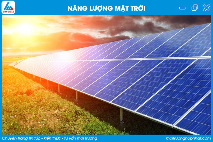 Tấm pin năng lượng mặt trời hấp thụ ánh sáng để chuyển hóa thành điện, ứng dụng phổ biến trong hệ thống điện dân dụng và công nghiệp