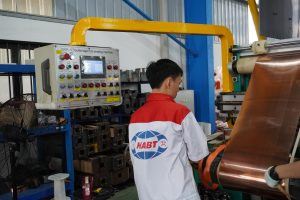 Hình ảnh cuộn dây máy biến áp ba pha đang trong quá trình gia công