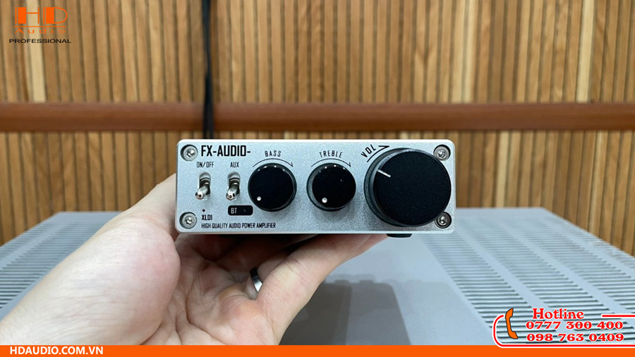 Bộ khuếch đại FX-Audio XL01 với núm xoay điều chỉnh và màn hình hiển thị