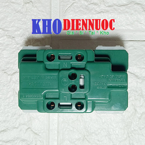 Mặt sau ổ cắm Panasonic 3 chấu, thể hiện các chân đấu dây chắc chắn