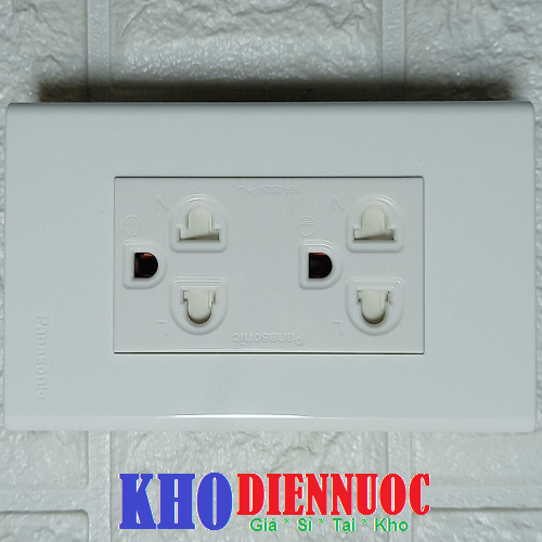Bộ ổ cắm đôi Panasonic 3 chấu kết hợp với mặt nạ 3 thiết bị, sẵn sàng lắp đặt