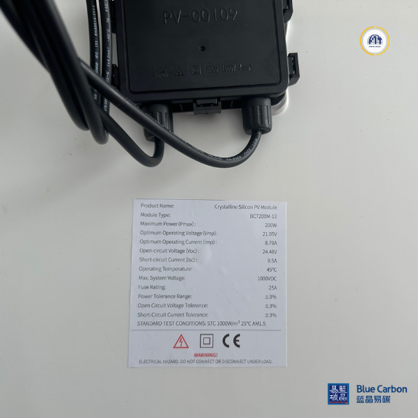 Bề mặt kính cường lực và các cell pin mono của tấm pin năng lượng mặt trời 200W