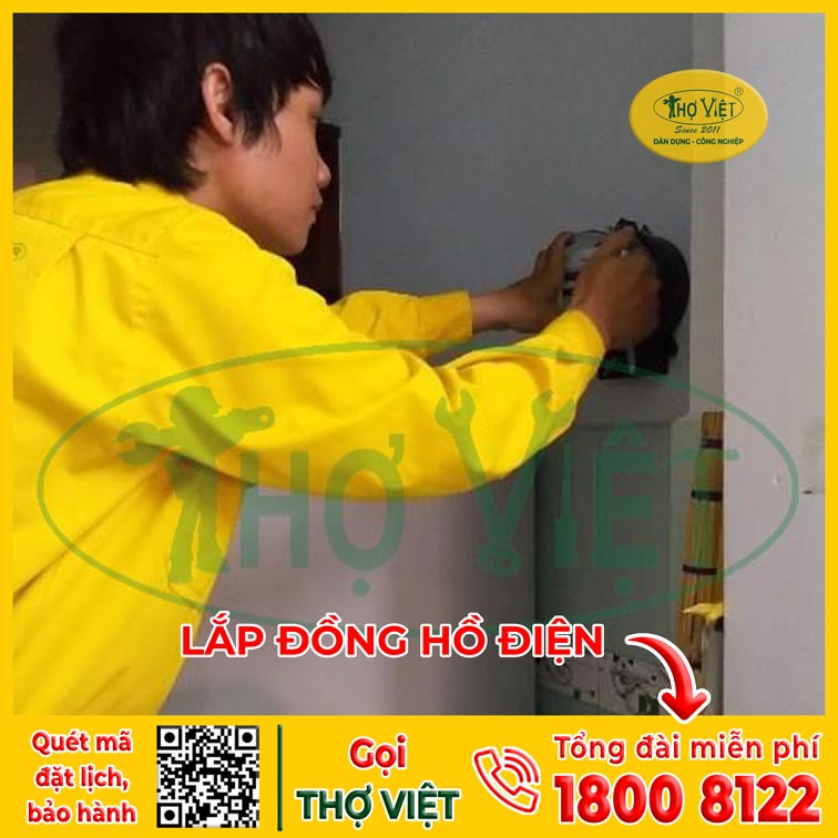 Kỹ thuật viên đang tiến hành lắp đặt đồng hồ điện 1 pha