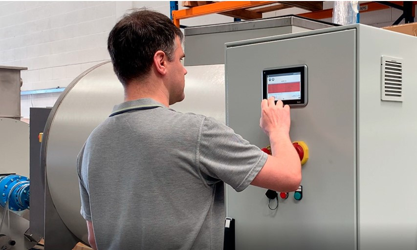 Kỹ thuật viên thao tác trên màn hình HMI công nghiệp