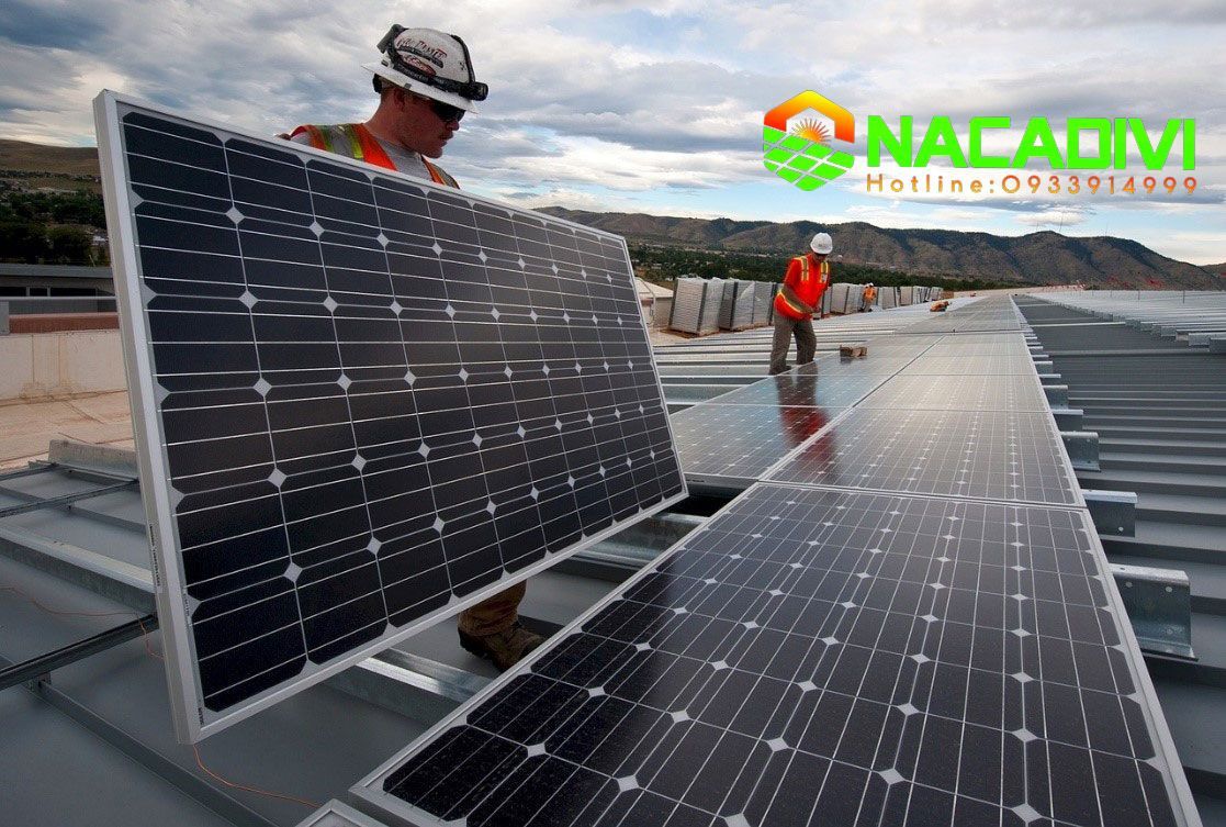 Hệ thống điện mặt trời đang được thi công lắp đặt tại nhà máy