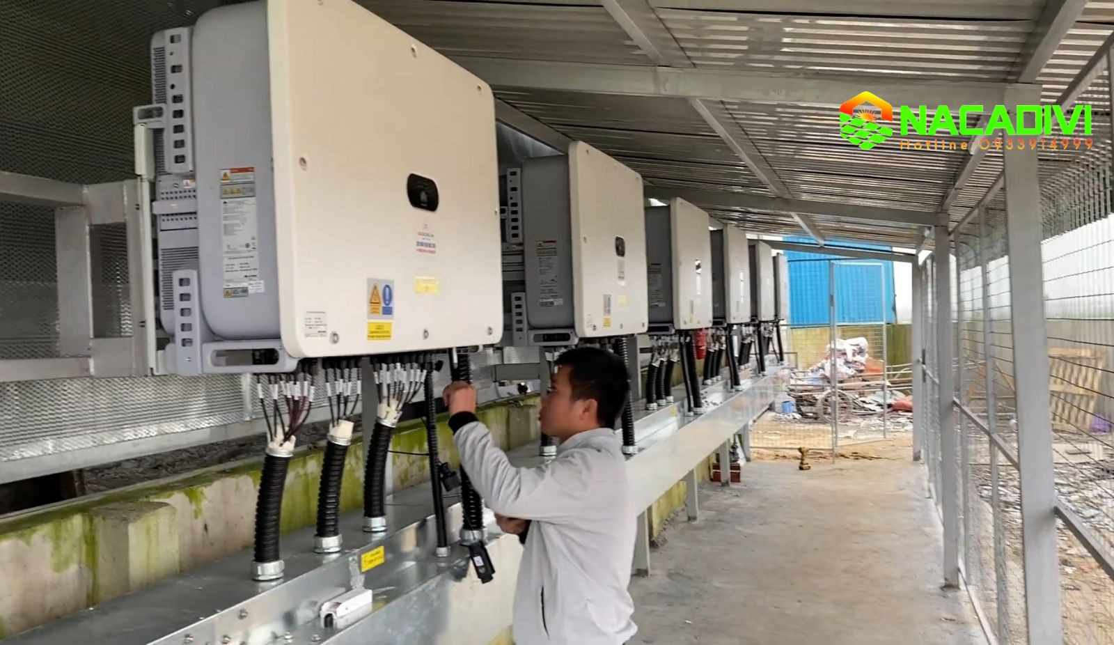 Hoàn thiện công đoạn đi dây cáp điện cho hệ thống pin mặt trời