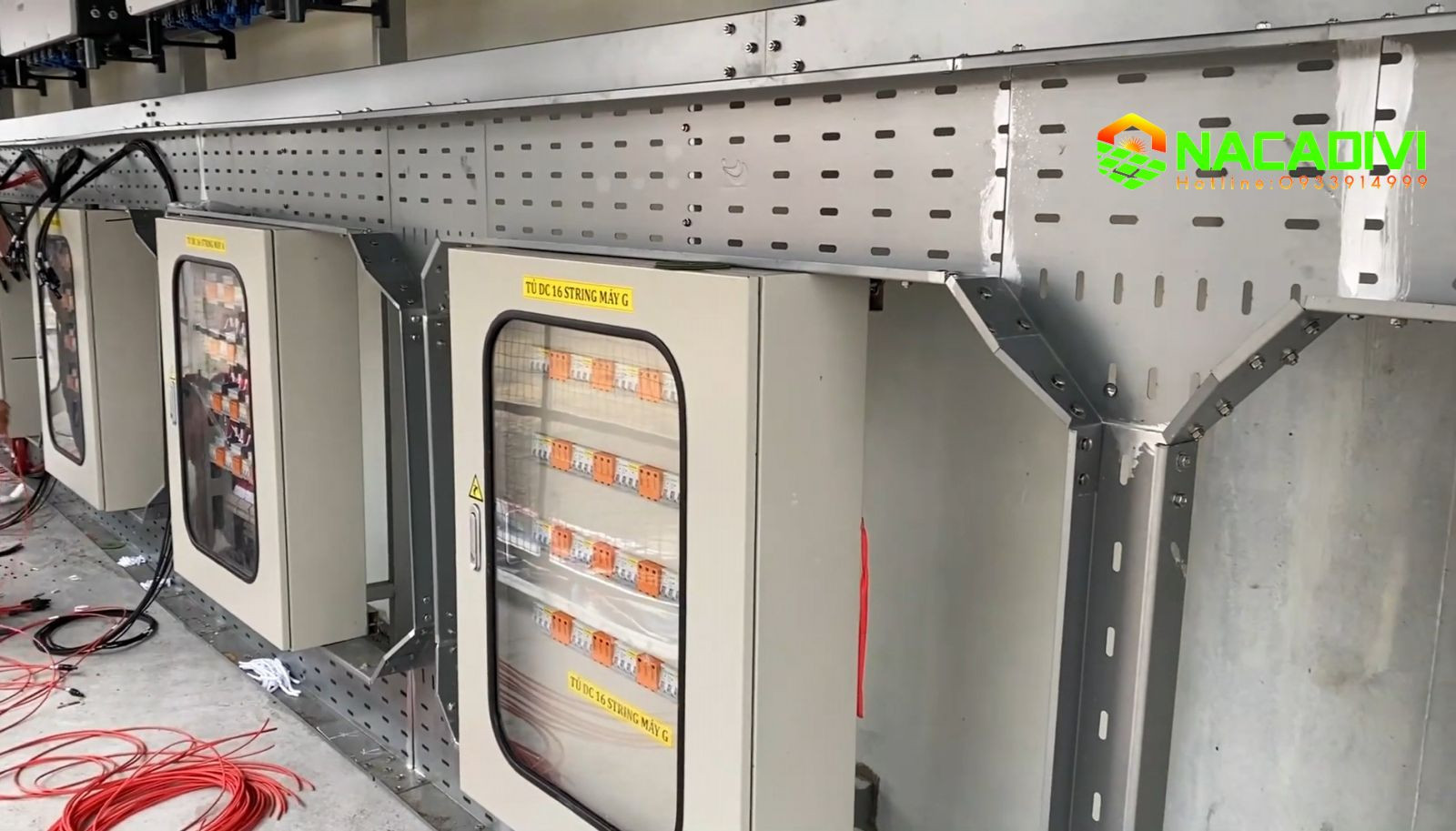 Đấu nối cáp điện vào tủ điều khiển hệ thống năng lượng mặt trời