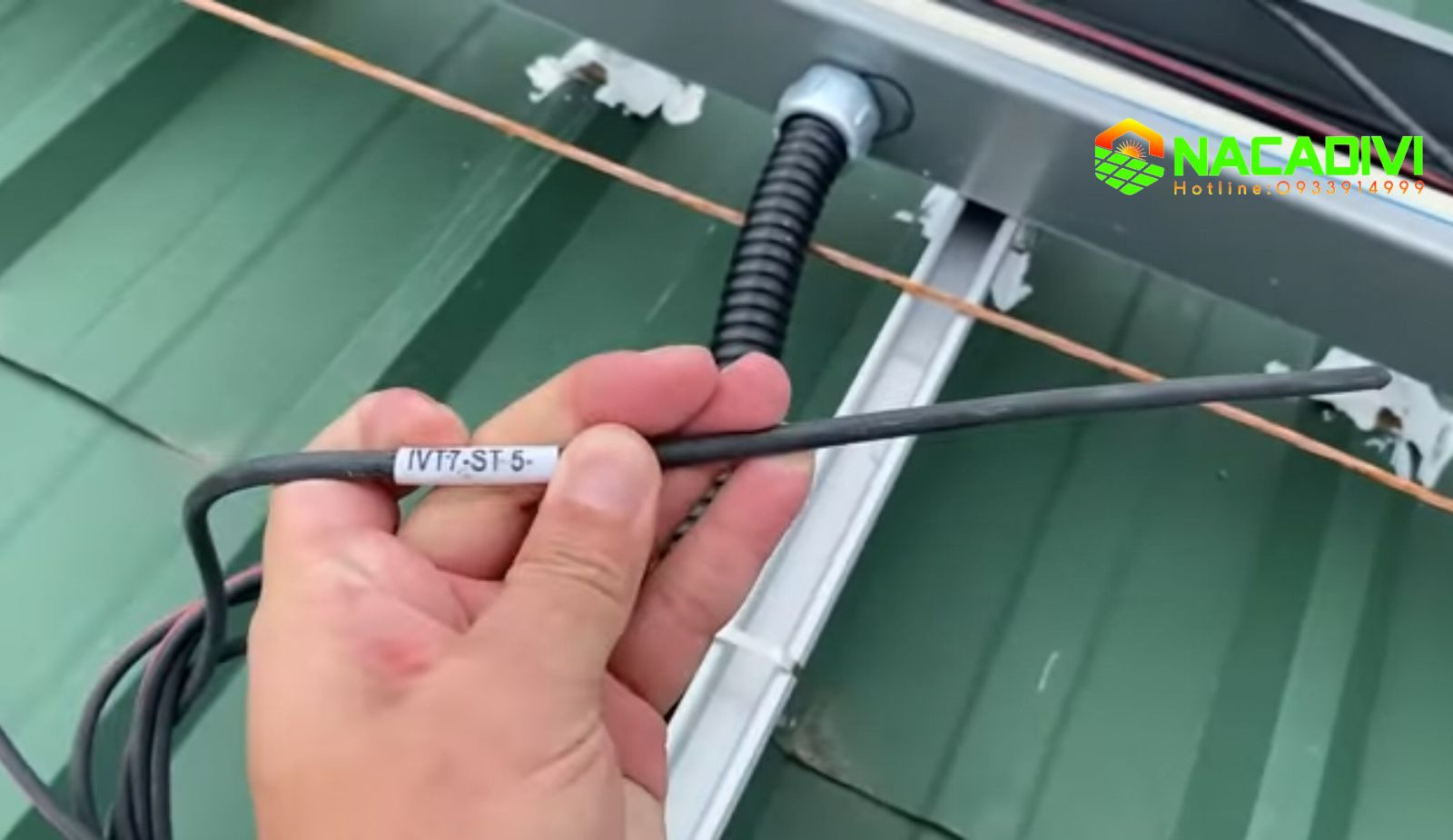 Kỹ thuật viên đang đi dây cáp điện cho hệ thống năng lượng mặt trời