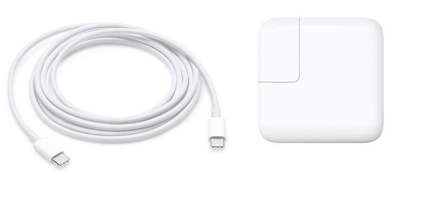 Cáp sạc USB-C bên cạnh bộ chuyển đổi nguồn điện USB-C 30W