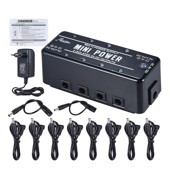 Hình ảnh minh họa thao tác cắm bộ chuyển đổi nguồn (adapter) vào ổ điện, nhấn mạnh tầm quan trọng của việc sử dụng đúng cách để bảo vệ thiết bị.
