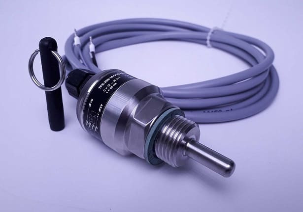 Hình ảnh công tắc dòng chảy điện tử hiện đại, thường có độ chính xác và tuổi thọ cao, phù hợp cho hệ thống tự động hóa.