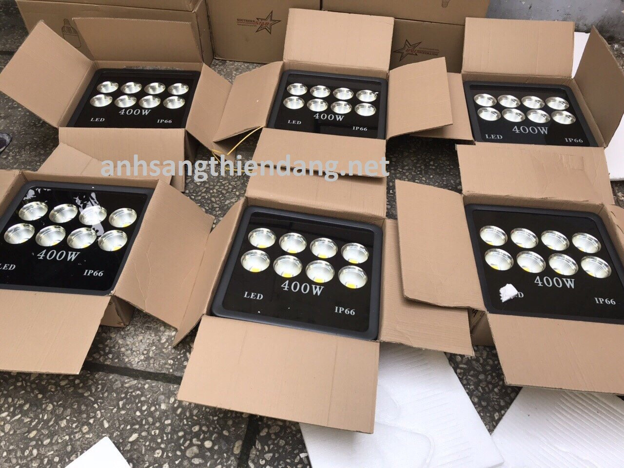 Cấu tạo bên trong đèn pha LED 400W với pha lê và vỏ đen