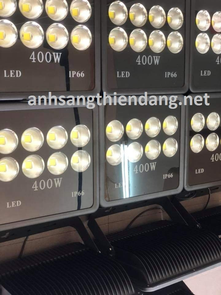Chi tiết mặt trước đèn pha LED 400W với thiết kế pha lê