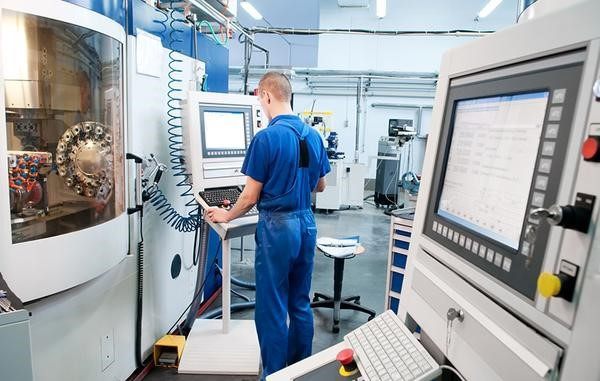 Hệ thống giám sát quy trình sản xuất với màn hình công nghiệp HMI