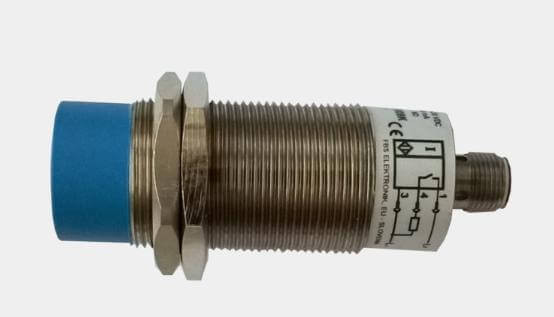 Nhãn dán trên thân cảm biến tiệm cận hiển thị thông tin loại và sơ đồ đấu dây