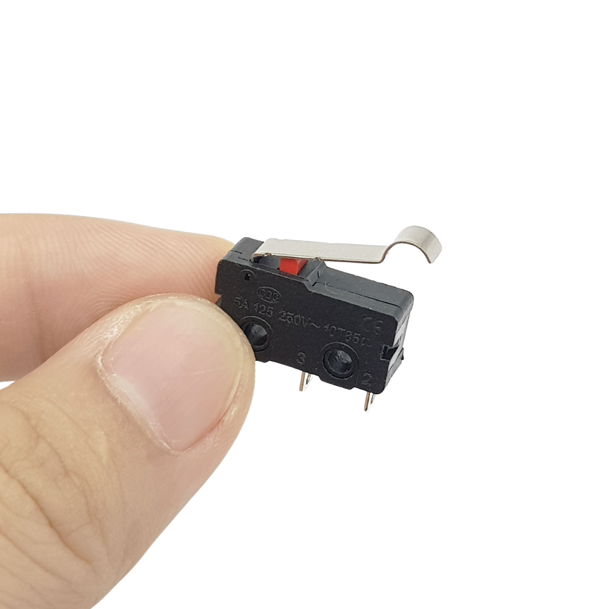 Hình ảnh thực tế công tắc hành trình mini KW12 trong lòng bàn tay