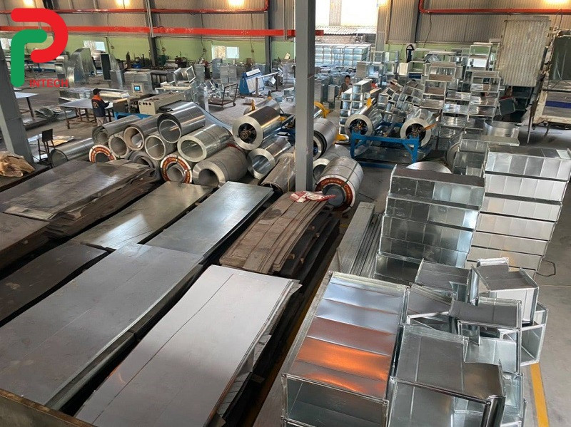 Toàn cảnh vỏ tủ điện sơn tĩnh điện kích thước lớn, chuẩn bị xuất xưởng, thể hiện quy trình sản xuất chuyên nghiệp và an toàn
