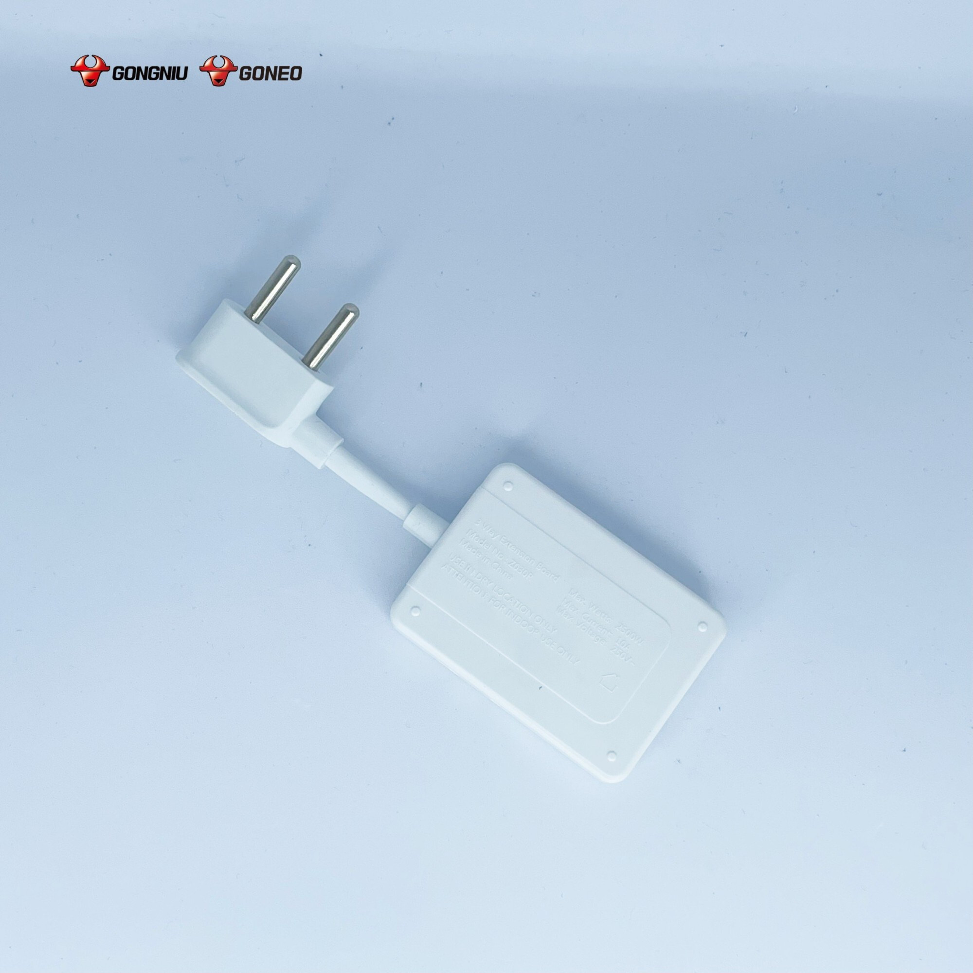Phích cắm điện chia 3 Gonniu Z030R hiển thị các chân cắm