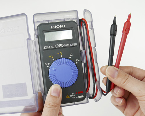Hộp đựng cứng đi kèm giúp bảo quản đồng hồ Hioki 3244-60 và que đo gọn gàng