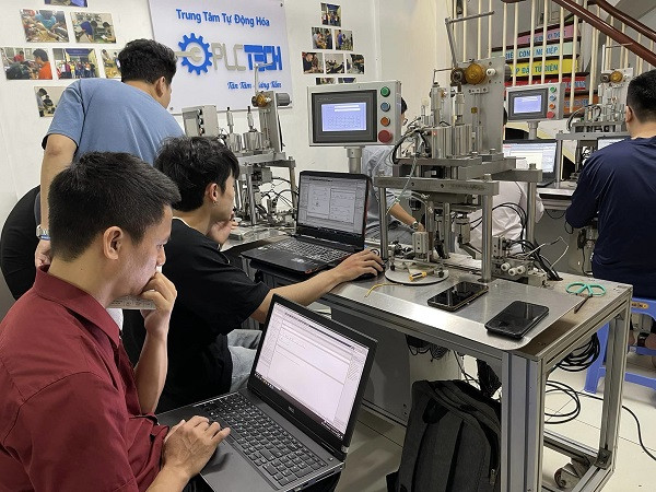 Học viên thực hành lập trình PLC Mitsubishi trên thiết bị công nghiệp thật