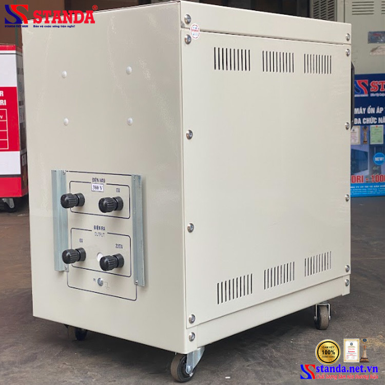 Biến áp cách ly Standa 10KVA 2 pha lửa vào 380V ra 220V, mặt sau với các cổng kết nối