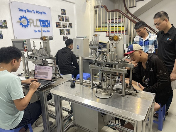 Học viên đang thực hành lập trình PLC trên mô hình nhà máy