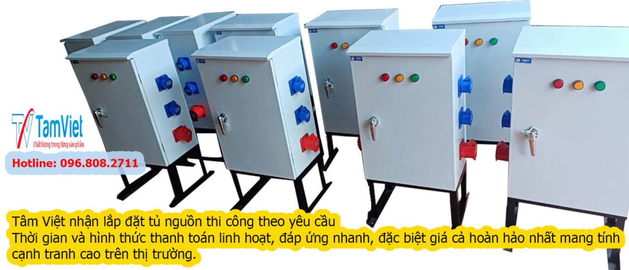 Tủ điện thi công cấp nguồn tạm 1 pha 3 pha với ổ cắm công nghiệp và vỏ thép sơn tĩnh điện bền bỉ, được lắp đặt theo yêu cầu cho công trường.
