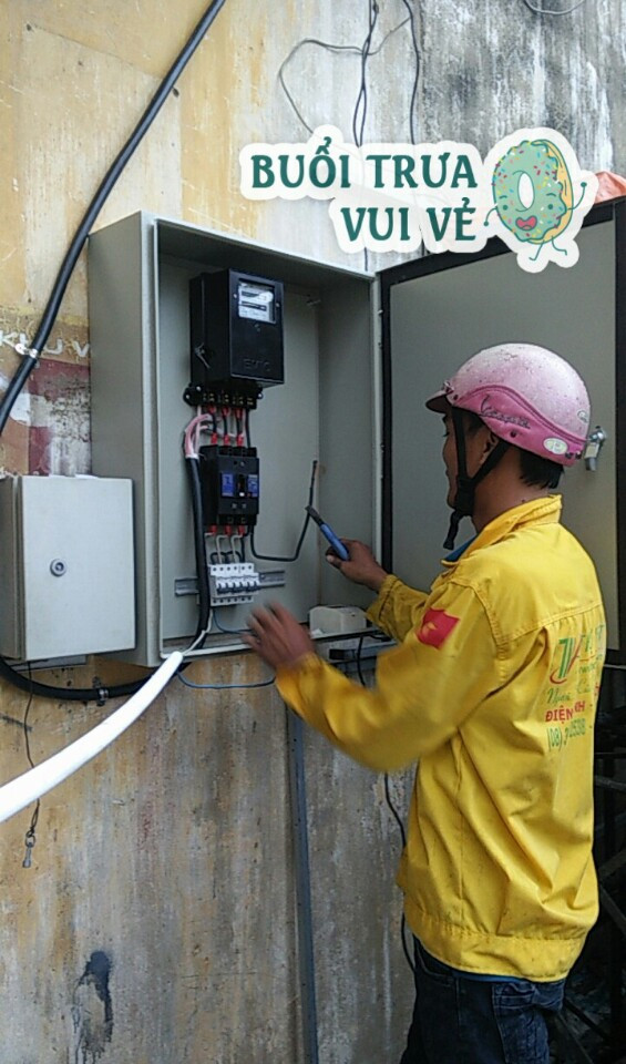 Kỹ thuật viên kiểm tra công tơ điện 3 pha