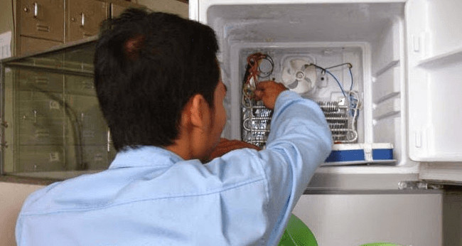 Dấu hiệu tủ lạnh bị nóng do rơ le nhiệt hỏng.
