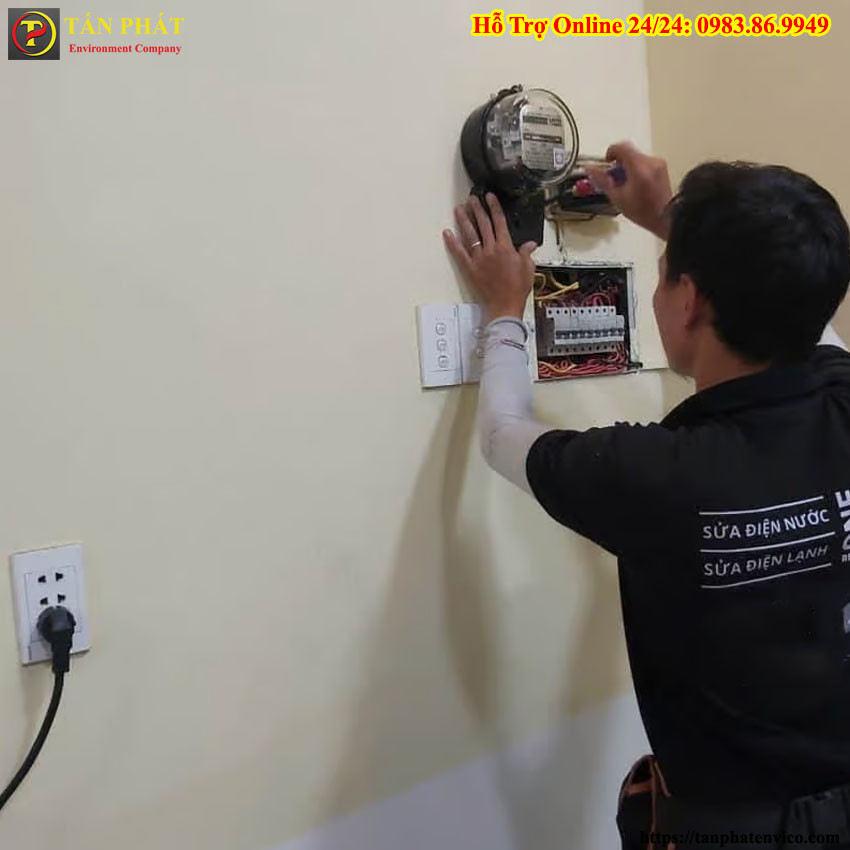 Thợ sửa điện dân dụng Hà Nội kiểm tra mạch điện