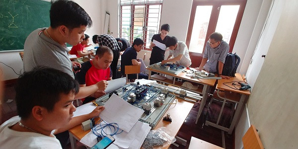 Kỹ thuật viên đang thực hành lắp đặt và đấu nối linh kiện tủ điện