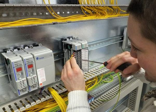 Các thành phần bên trong tủ điện điều khiển PLC