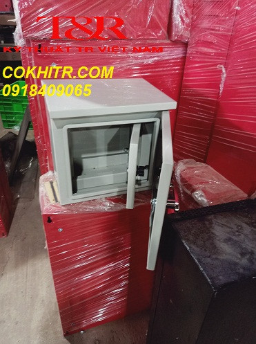 Tủ điện ngoài trời 300x400 với thiết kế hai lớp cánh chắc chắn, bảo vệ thiết bị điện hiệu quả