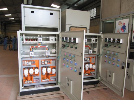 Tủ điện điều khiển công nghiệp với các linh kiện bên trong