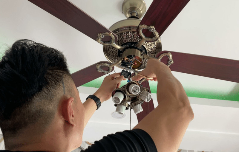 Tháo tụ điện cũ khỏi quạt trần một cách cẩn thận